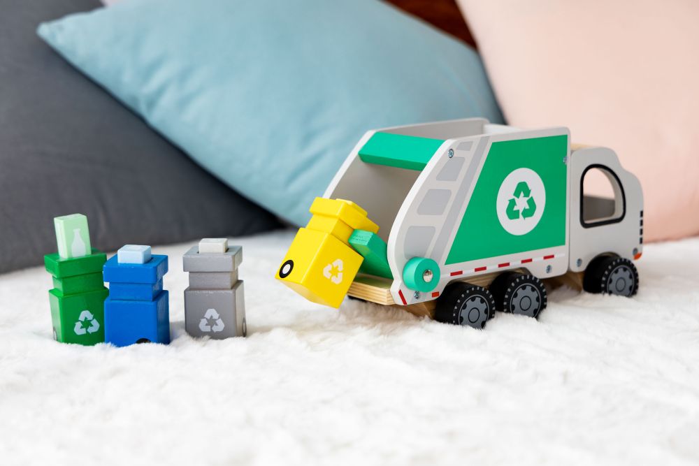 Houten Vuilniswagen met Kiepmecanisme en 4 Containers