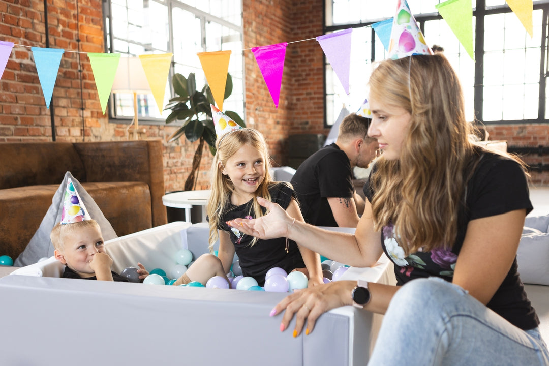 Square eco-leather ball pit with 300 balls, 5 elements