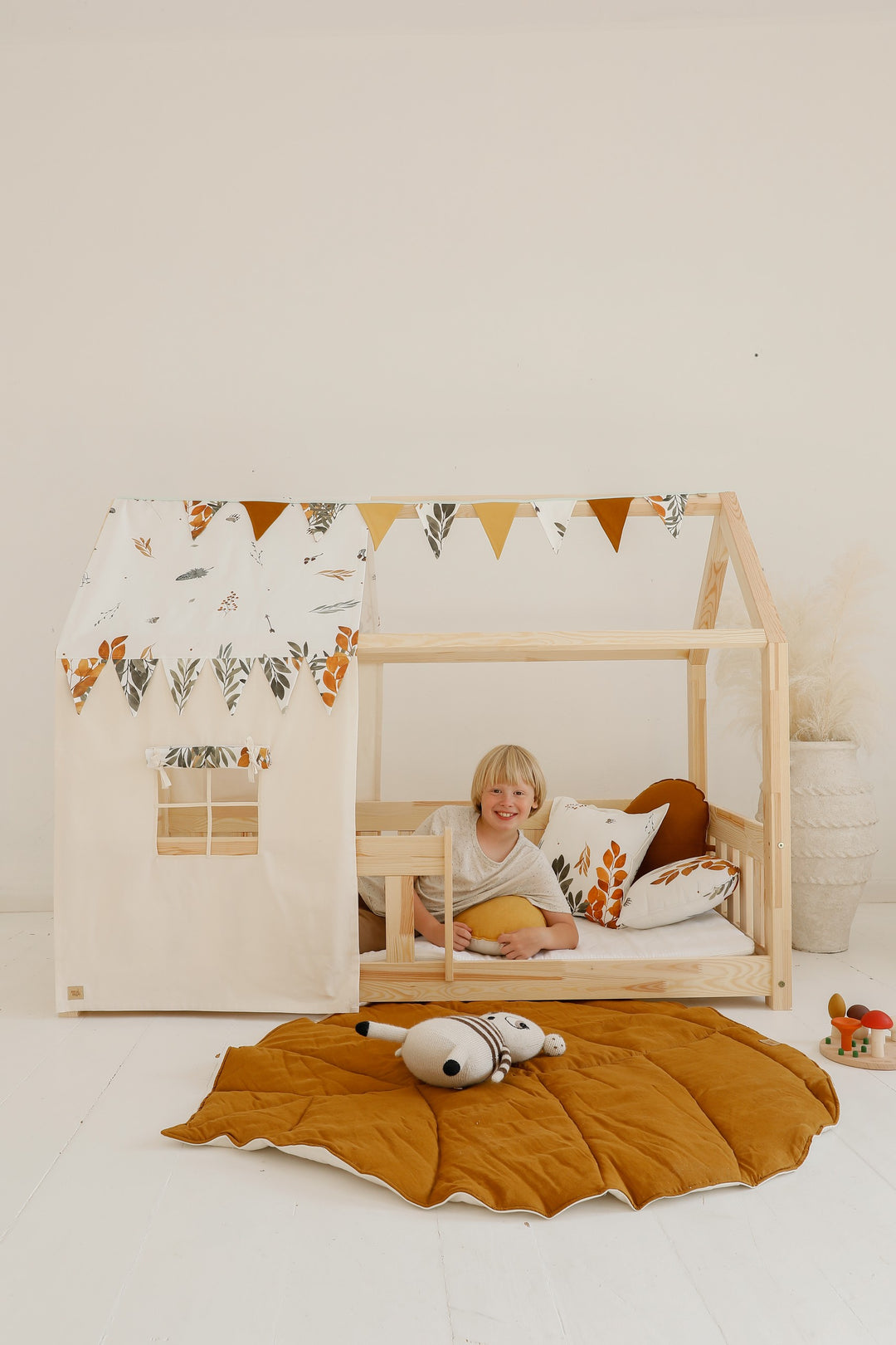 Organic Cotton and Linen Leaf Playmat - Caramel